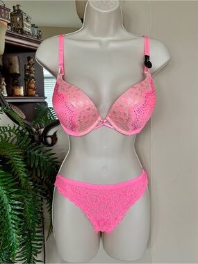 Victoria’s Secret Pink Lace Bombshell Plunge Push-Up Bra & Lace Thong Panty Set